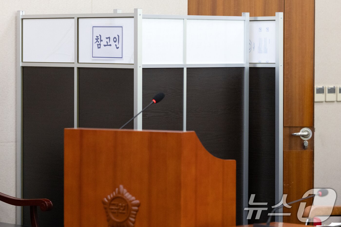 본문 이미지 - 대검찰청 공업연구사 A씨가 27일 서울 여의도 국회에서 열린 법제사법위원회 대검찰청 등에 대한 국정감사에 참고인으로 출석해 가림막 안에서 답변하고 있다. 2025.10.27/뉴스1 ⓒ News1 이승배 기자