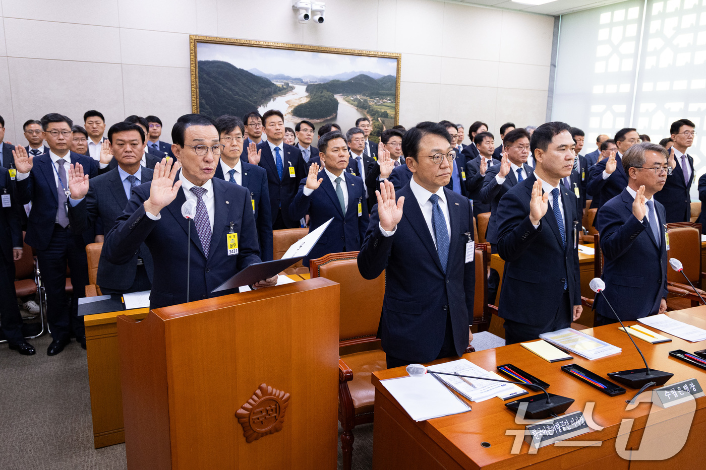 (서울=뉴스1) 유승관 기자 = 노동진 수협중앙회장을 비롯한 기관증인들이 27일 서울 여의도 국회에서 열린 농림축산식품해양수산위원회의 수산업협동조합중앙회 등에 대한 국정감사에서 증 …