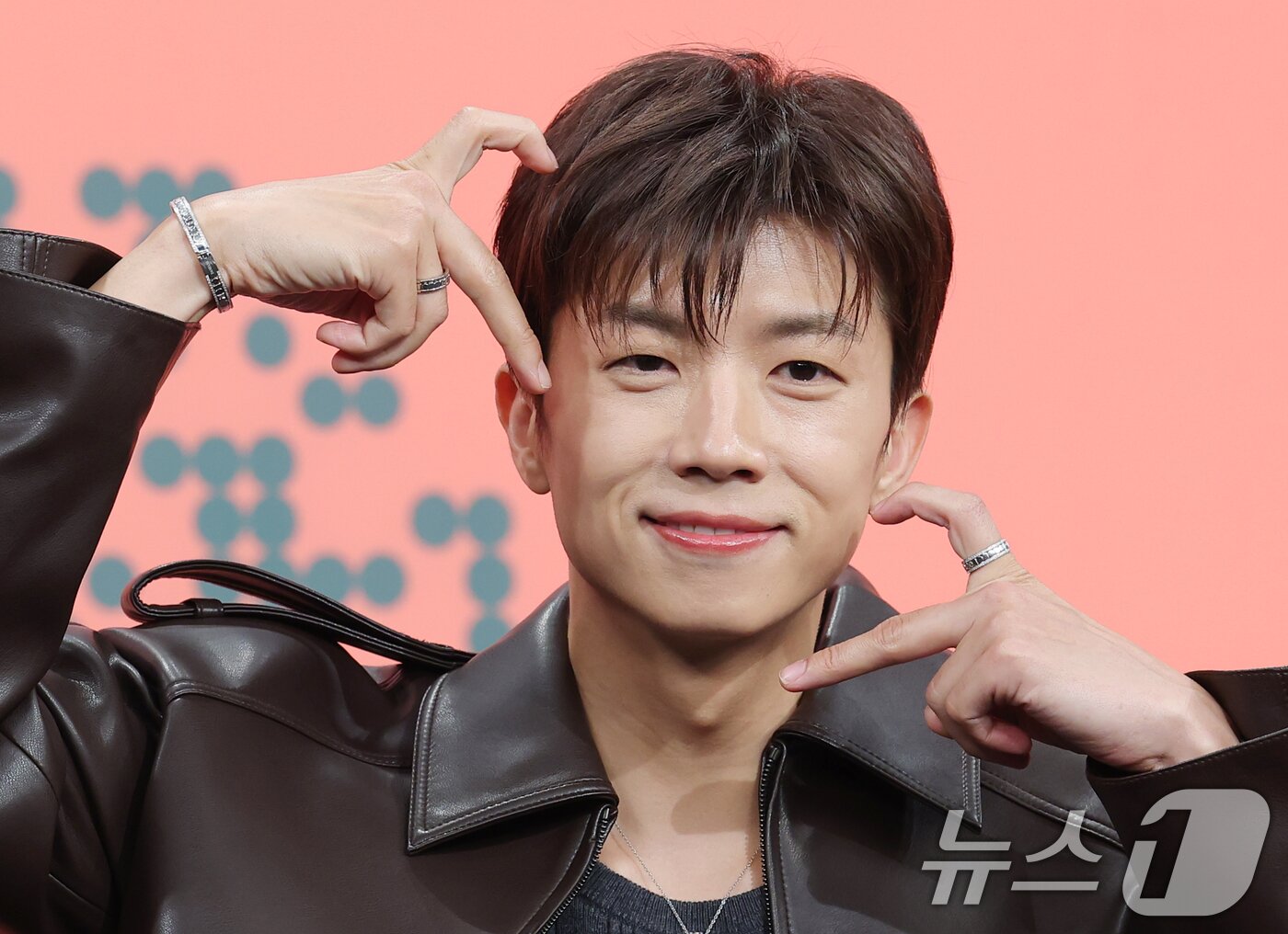 본문 이미지 - 2PM 우영이 27일 서울 영등포구 KBS 본관에서 열린 KBS 2TV 연상연하 리얼 로맨스 '누난 내게 여자야' 제작발표회에 참석해 포즈를 취하고 있다. '누난 내게 여자야'는 커리어를 위해 치열한 시간을 보내느라 아직 사랑을 찾지 못한 여성들과 사랑 앞에서는 나이가 숫자에 불과하다고 믿는 남성들의 로맨스를 섬세하게 보여주는 예능이다. 2025.10.27/뉴스1 ⓒ News1 권현진 기자