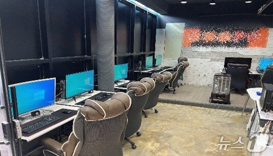 본문 이미지 - 제주시 모처에서 단속된 불법 도박장.(제주경찰청 제공. 재판매 및 DB 금지)