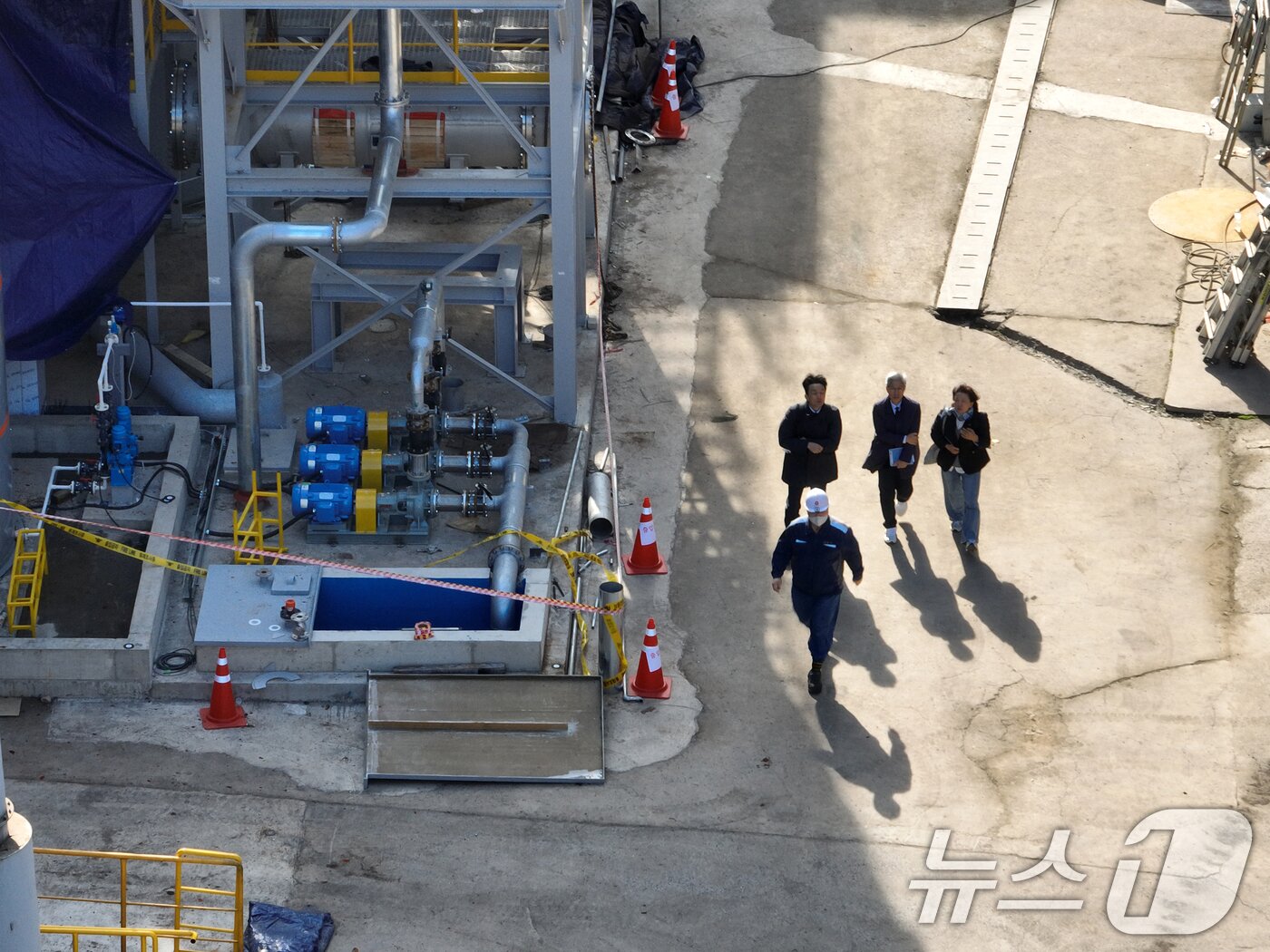 본문 이미지 - 27일 경북 경주시 안강읍 두류공단에 있는 아연제조업체에서 발생한 근로자 3명 사망사고와 관련 현장 합동감식이 진행되고 있다. 2025.10.27/뉴스1 ⓒ News1 최창호 기자