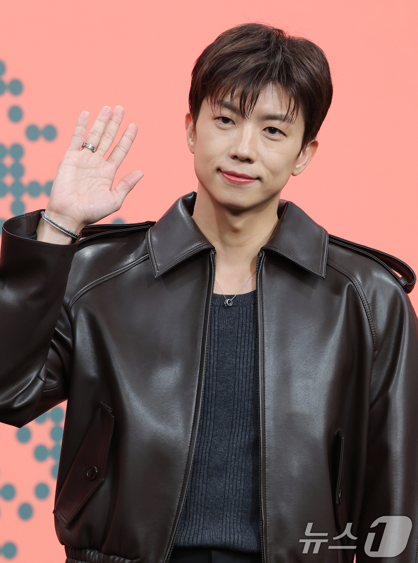 (서울=뉴스1) 권현진 기자 = 2PM 우영이 27일 서울 영등포구 KBS 본관에서 열린 KBS 2TV 연상연하 리얼 로맨스 '누난 내게 여자야' 제작발표회에 참석해 포즈를 취하고 …