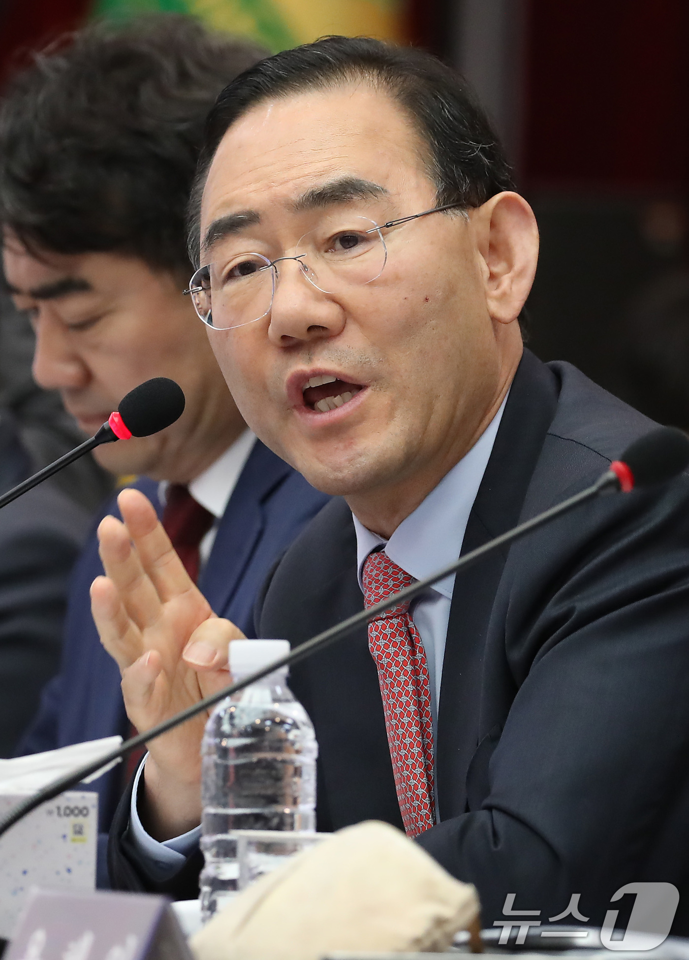 (대구=뉴스1) 공정식 기자 = 주호영 국민의힘 의원이 27일 오전 대구시청 산격청사에서 열린 국회 행정안전위원회의 대구시에 대한 국정감사에서 질의하고 있다. 2025.10.27/ …