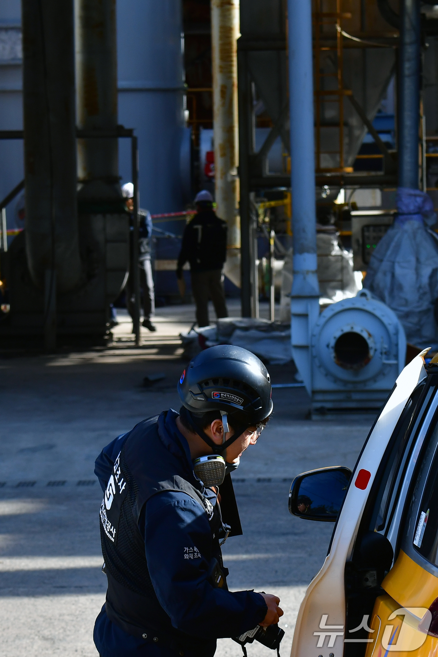 (경주=뉴스1) 최창호 기자 = 27일 경북 경주시 안강읍 두류공단에 있는 아연제조업체에서 경북청과 고용노동부, 중앙사고조사단 등이 근로자 3명 사망사고와 관련 현장 합동감식을 진 …