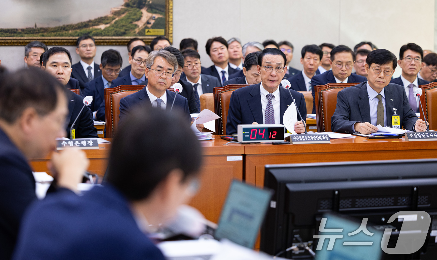 (서울=뉴스1) 유승관 기자 = 노동진 수협중앙회장이 27일 서울 여의도 국회에서 열린 농림축산식품해양수산위원회의 수산업협동조합중앙회 등에 대한 국정감사에서 의원 질의에 답하고 있 …