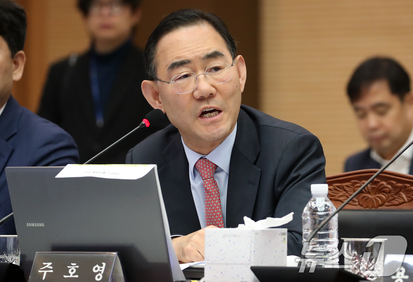 (대구=뉴스1) 공정식 기자 = 주호영 국민의힘 의원이 27일 오전 대구시청 산격청사에서 열린 국회 행정안전위원회의 대구시에 대한 국정감사에서 질의하고 있다. 2025.10.27/ …