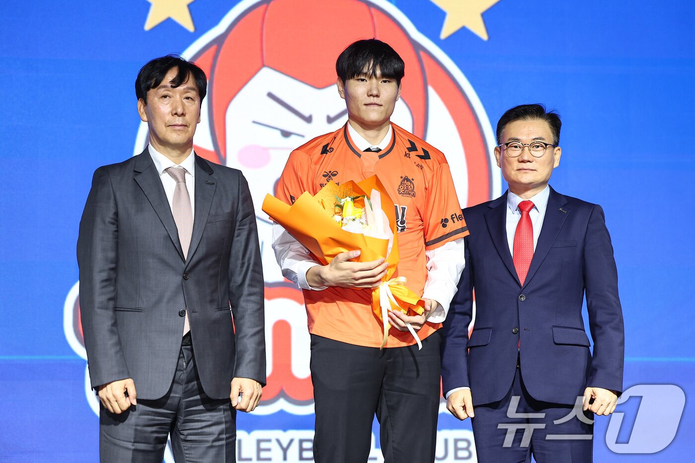 본문 이미지 - 27일 서울 강서구 메이필드호텔에서 열린 2025-2026 KOVO 남자 신인선수 드래프트에서 OK저축은행에 2라운드 5순위로 지명된 마유민이 기념촬영을 하고 있다. 2025.10.27/뉴스1 ⓒ News1 김도우 기자