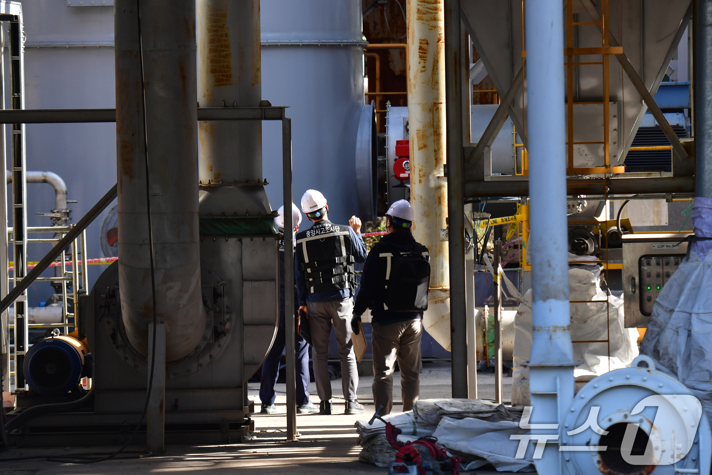 (경주=뉴스1) 최창호 기자 = 27일 경북 경주시 안강읍 두류공단에 있는 아연제조업체에서 경북청과 고용노동부, 중앙사고조사단 등이 근로자 3명 사망사고와 관련 현장 합동감식을 진 …