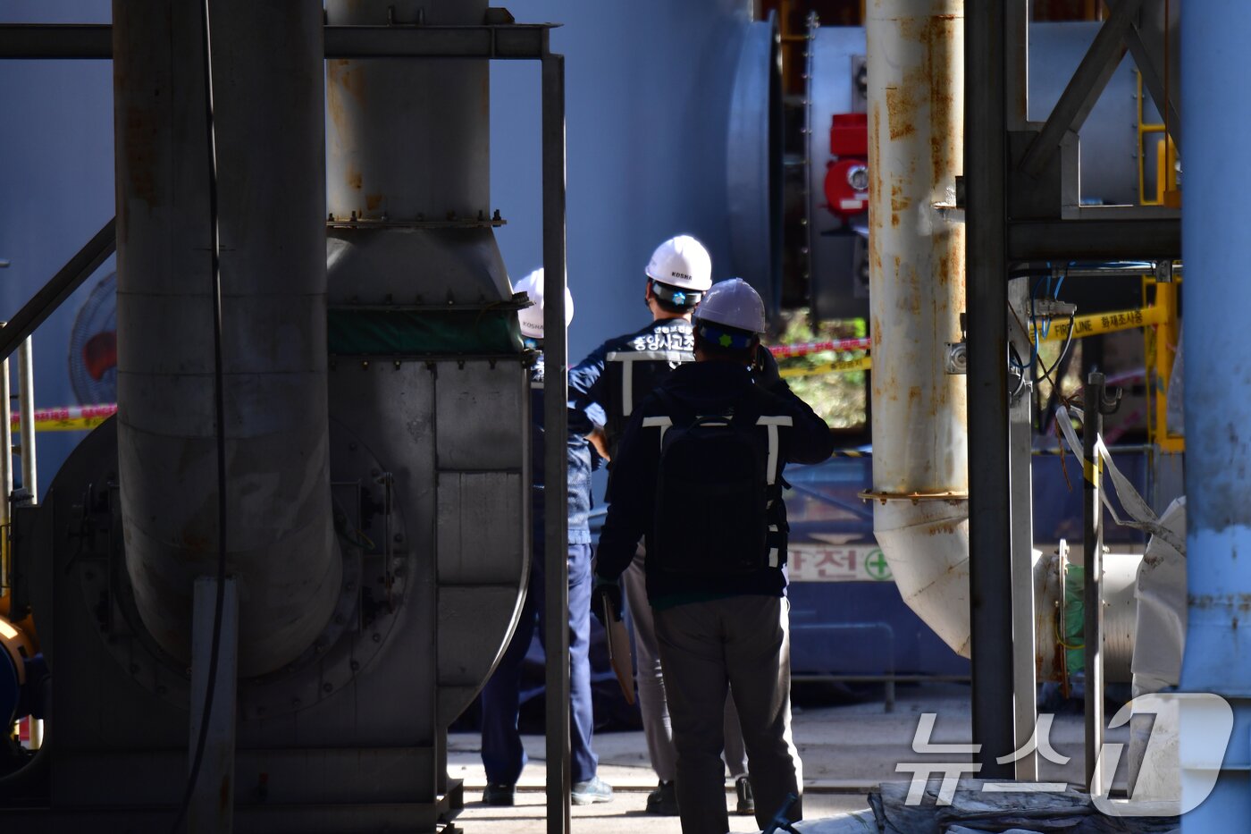 본문 이미지 - 27일 경북 경주시 안강읍 두류공단에 있는 아연제조업체에서 발생한 근로자 3명 사망사고와 관련 현장 합동감식이 진행되고 있다. ⓒ News1 최창호 기자