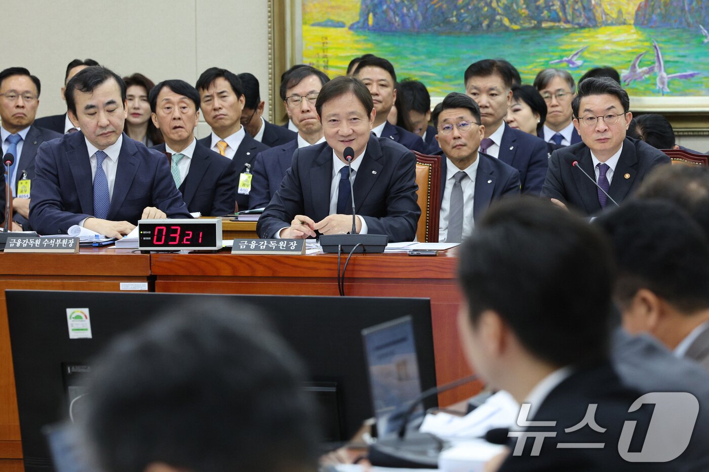 본문 이미지 - 이찬진 금융감독원장이 27일 서울 여의도 국회 정무위원회에서 열린 금융위원장·금융감독원에 대한 종합감사에서 답변하고 있다. 2025.10.27/뉴스1 ⓒ News1 신웅수 기자