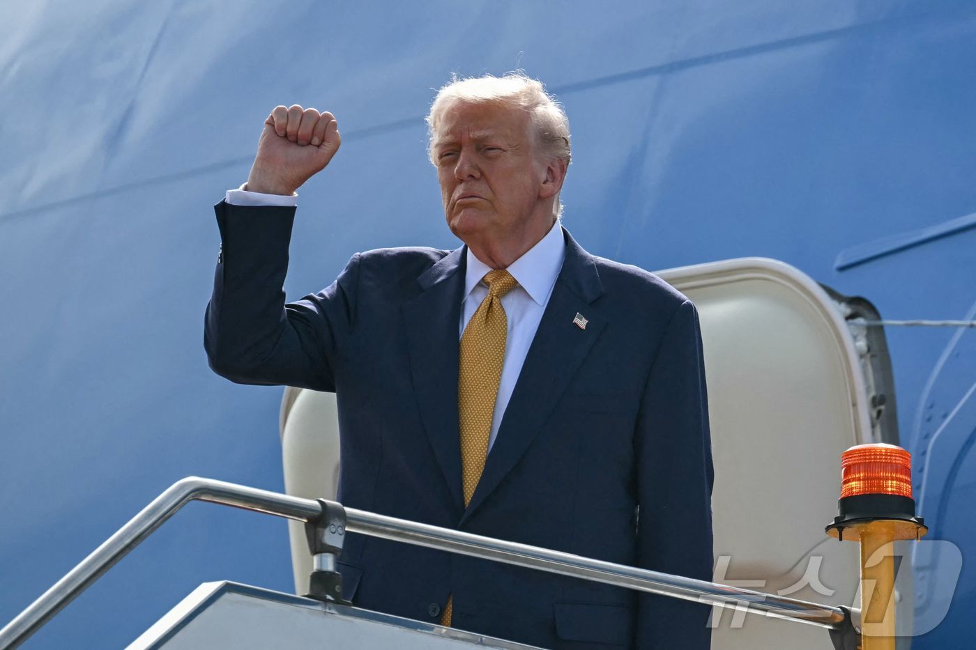 (세팡 AFP=뉴스1) 권영미 기자 = 27일 도널드 트럼프 미국 대통령이 말레이시아 세팡의 쿠알라룸푸르 국제공항에서 에어포스원에 탑승하며 손짓하고 있다. 트럼프 대통령은 이날 일 …