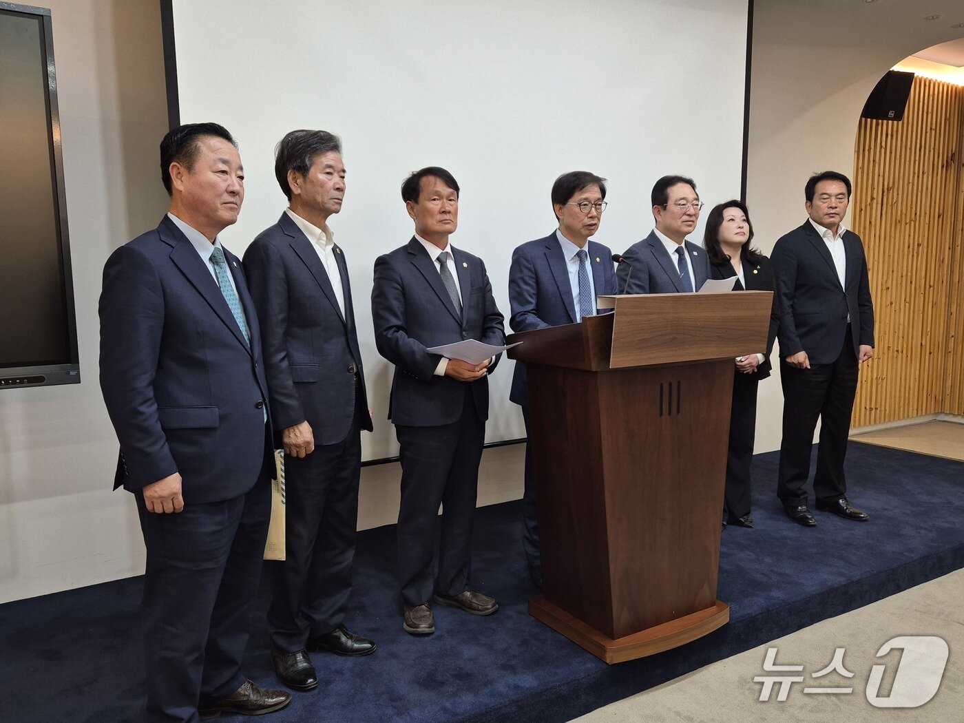 본문 이미지 - 더불어민주당 소속 충북도의원들이 27일 도청 브리핑룸에서 기자회견을 열어 농어촌 기본소득 시범사업 대상 지역 확대를 촉구하고 있다.