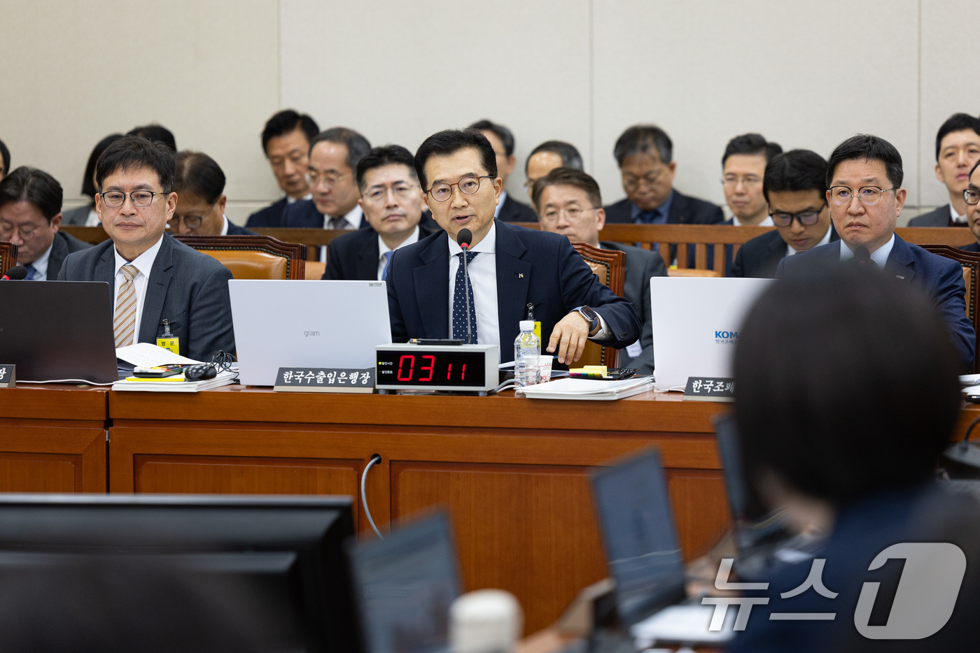 (서울=뉴스1) 유승관 기자 = 안종혁 한국수출입은행장 직무대행이 27일 서울 여의도 국회에서 열린 기획재정위원회의 한국수출입은행 등에 대한 국정감사에서 의원 질의에 답하고 있다. …