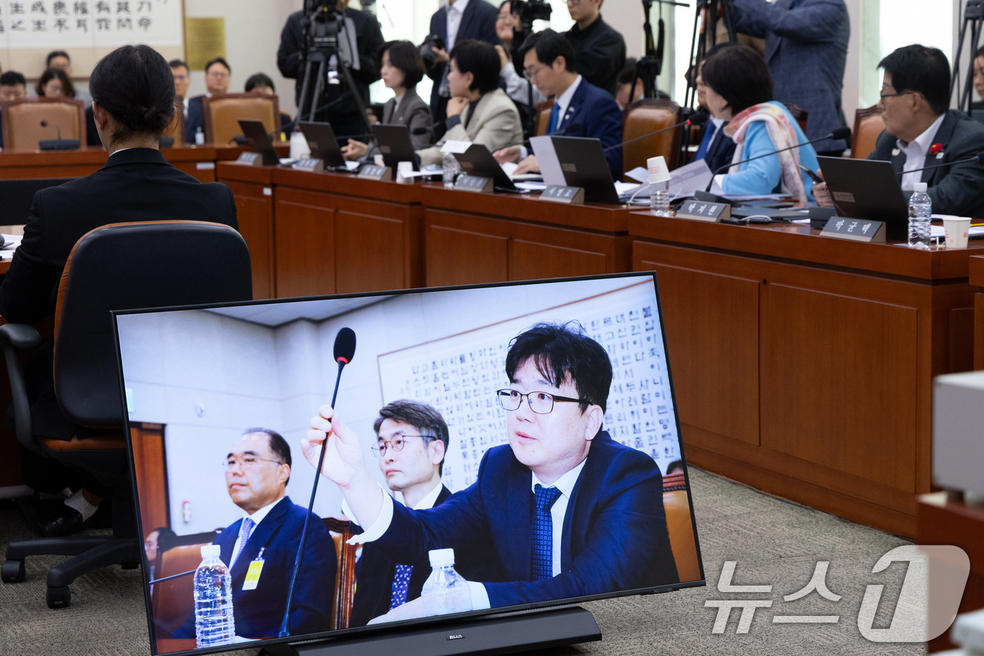 (서울=뉴스1) 이승배 기자 = 27일 서울 여의도 국회에서 열린 법제사법위원회 대검찰청 등에 대한 국정감사에서 서영교 더불어민주당 의원 질의 화면이 보이고 있다. 2025.10. …