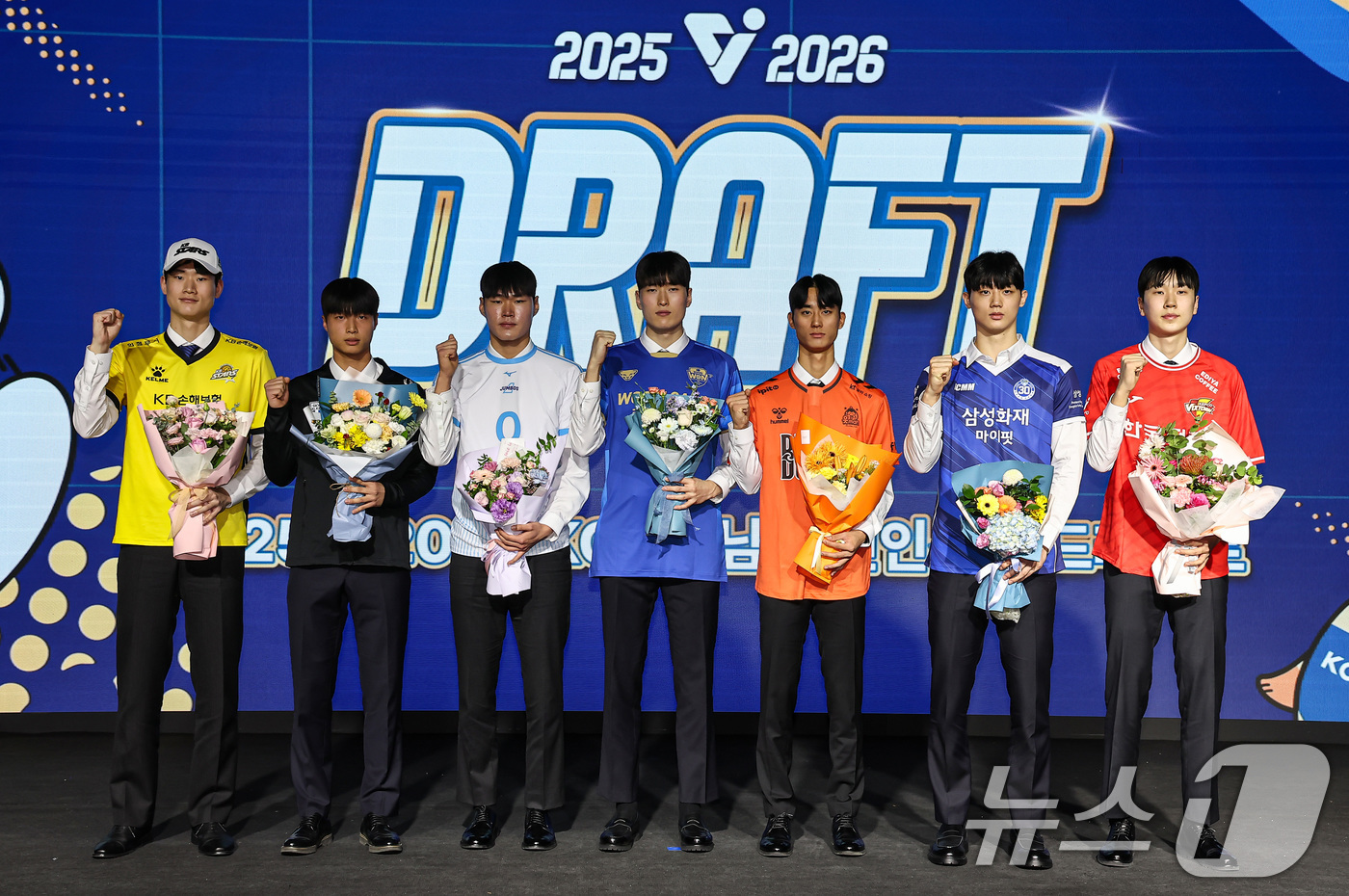 (서울=뉴스1) 김도우 기자 = 27일 서울 강서구 메이필드호텔에서 열린 2025-2026 KOVO 남자 신인선수 드래프트에서 1라운드에 지명된 선수들이 기념촬영을 하고 있다.오른 …