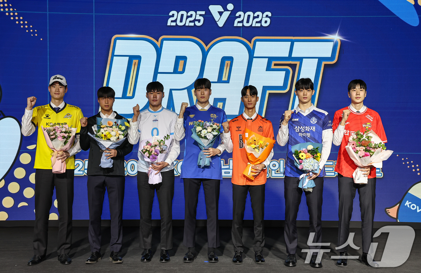 (서울=뉴스1) 김도우 기자 = 27일 서울 강서구 메이필드호텔에서 열린 2025-2026 KOVO 남자 신인선수 드래프트에서 1라운드에 지명된 선수들이 기념촬영을 하고 있다.오른 …