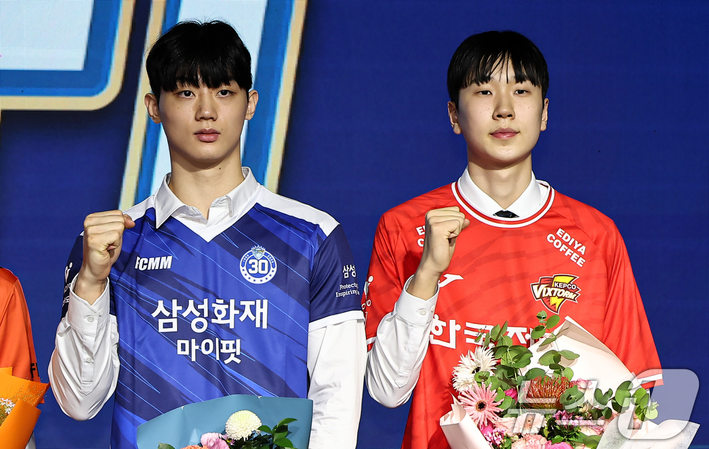 (서울=뉴스1) 김도우 기자 = 27일 서울 강서구 메이필드호텔에서 열린 2025-2026 KOVO 남자 신인선수 드래프트에서 1라운드에 지명된 한국전력 방강호(오른쪽)와 삼성화재 …