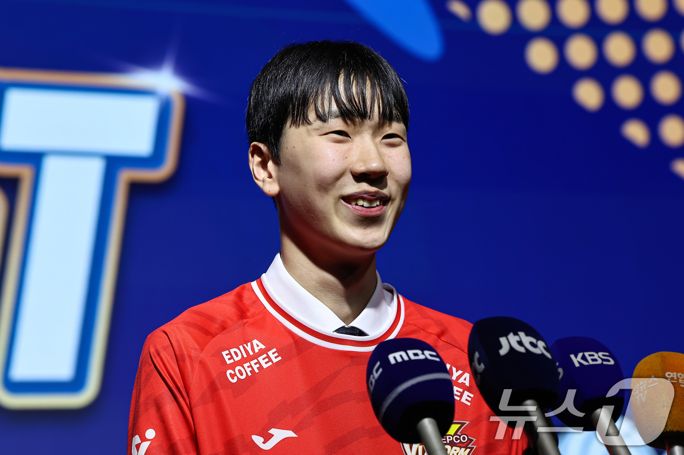 (서울=뉴스1) 김도우 기자 = 27일 서울 강서구 메이필드호텔에서 열린 2025-2026 KOVO 남자 신인선수 드래프트에서 1라운드에 지명된 한국전력 방강호가 취재진과 인터뷰에 …