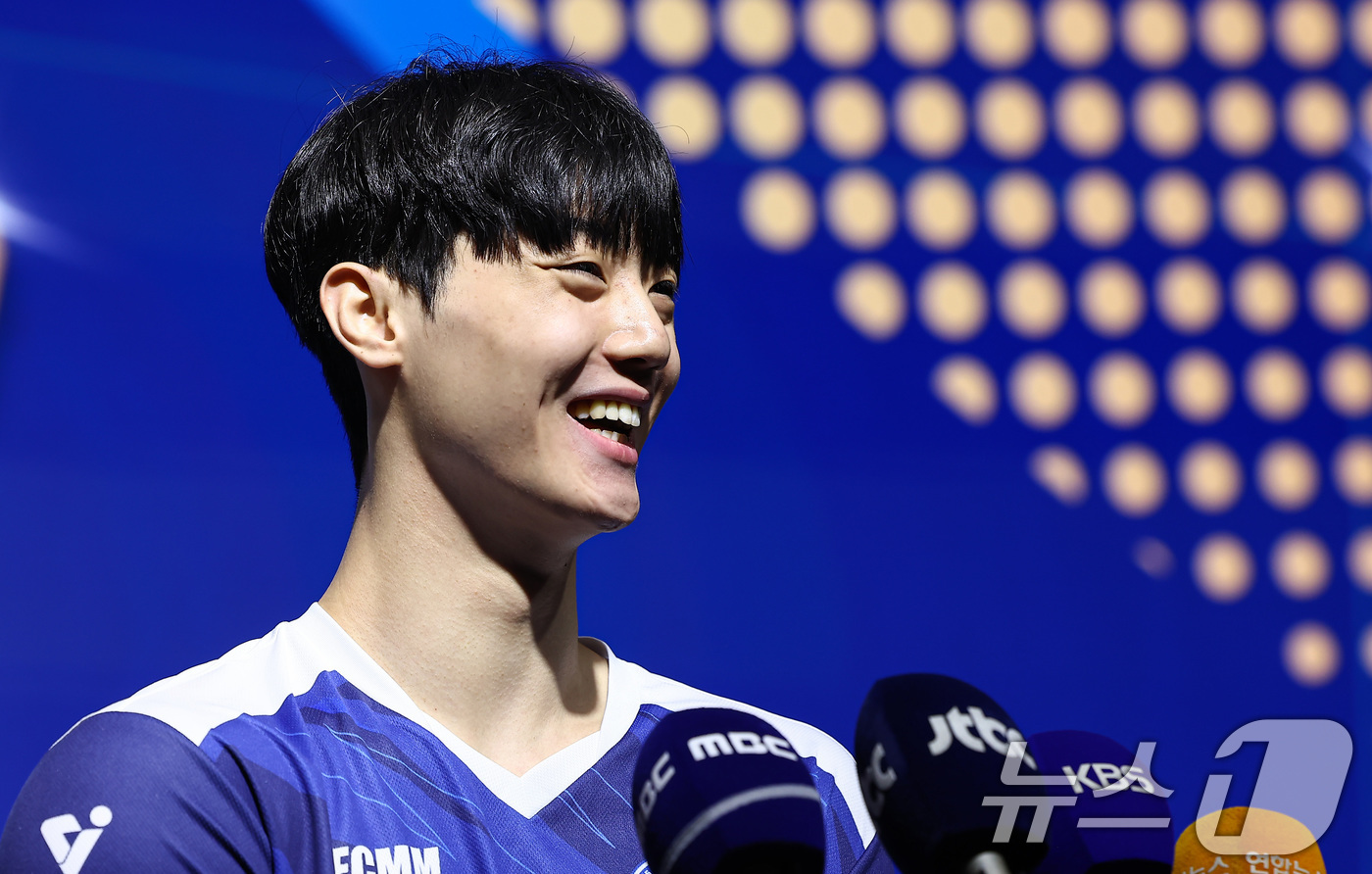 (서울=뉴스1) 김도우 기자 = 27일 서울 강서구 메이필드호텔에서 열린 2025-2026 KOVO 남자 신인선수 드래프트에서 1라운드에 지명된 삼성화재 이우진이 취재진과 인터뷰에 …