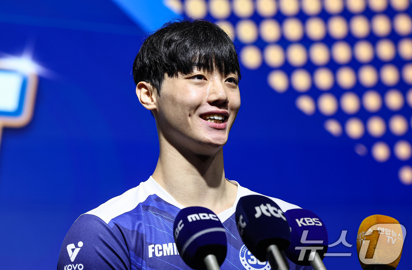 (서울=뉴스1) 김도우 기자 = 27일 서울 강서구 메이필드호텔에서 열린 2025-2026 KOVO 남자 신인선수 드래프트에서 1라운드에 지명된 삼성화재 이우진이 취재진과 인터뷰에 …