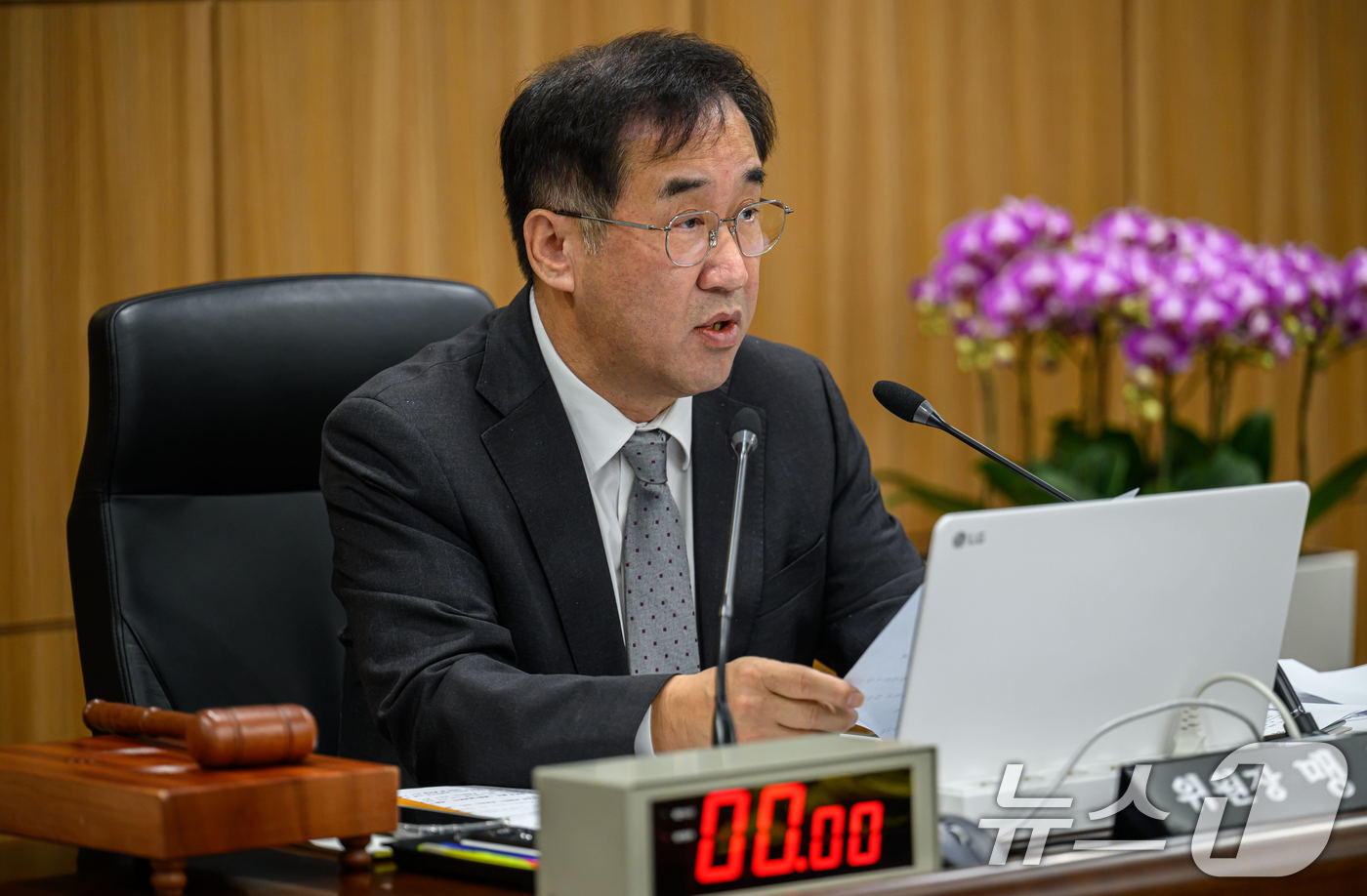 (서울=뉴스1) 공항사진기자단 = 맹성규 국토교통위원장이 27일 오전 인천 중구 인천국제공항공사에서 열린 국회 국토교통위원회의 인천국제공항공사, 한국공항공사, 항공안전기술원, 국립 …