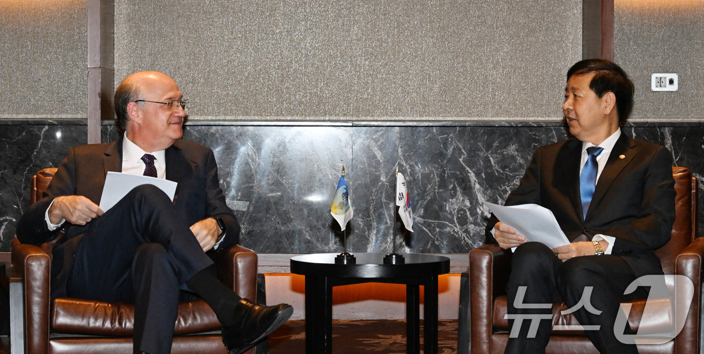 (서울=뉴스1) = 구윤철 경제부총리 겸 기획재정부 장관이 27일 서울 영등포구 콘래드호텔에서 일랑 고우드파잉 미주개발은행(IDB) 총재와 면담을 하고 있다. (기재부 제공, 재판 …