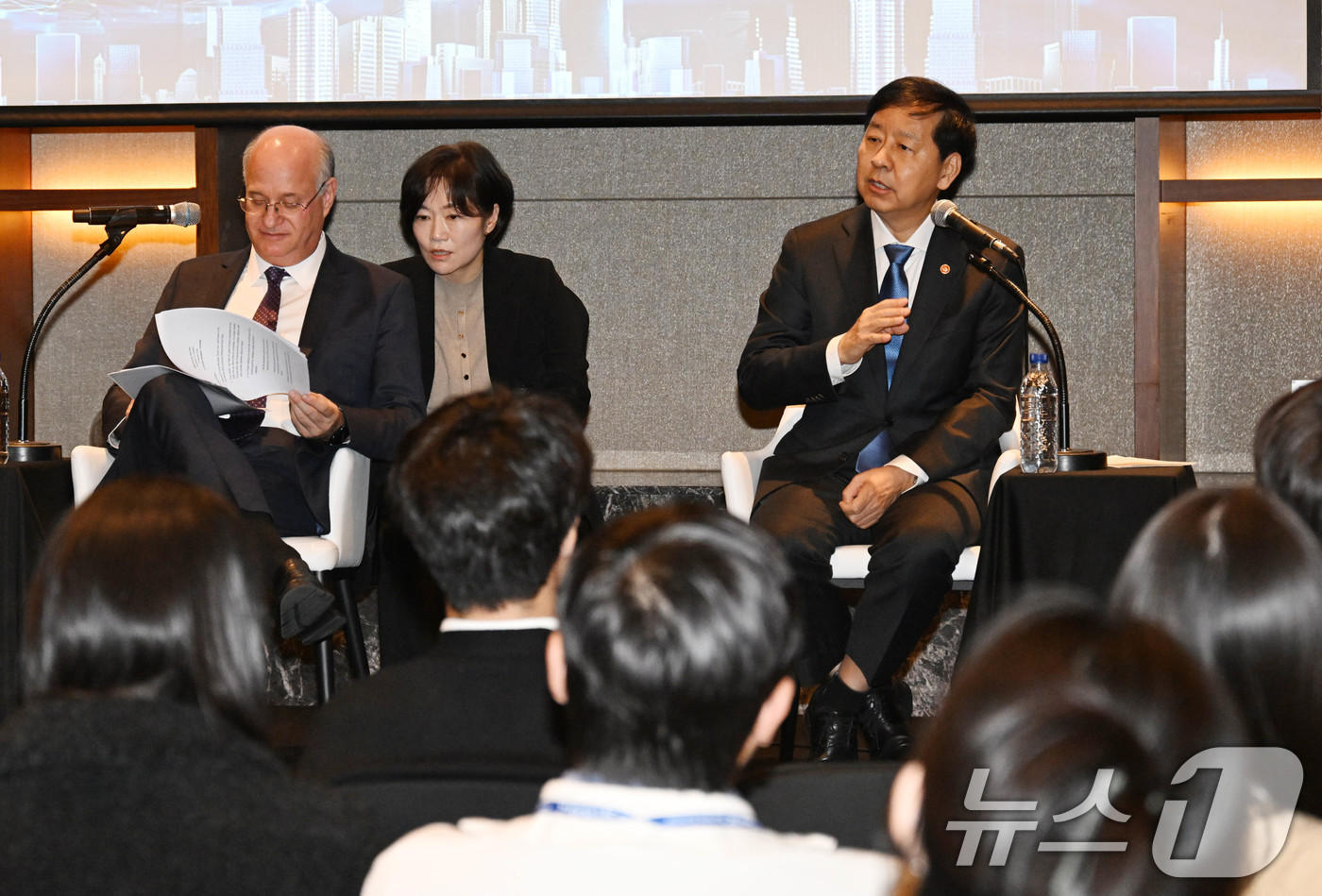 (서울=뉴스1) = 구윤철 부총리 겸 기획재정부 장관이 27일 서울 영등포구 콘래드호텔에서 열린 미주개발은행(IDB) 채용설명회에 참석해 인사말을 하고 있다. 구 부총리 왼쪽은 일 …