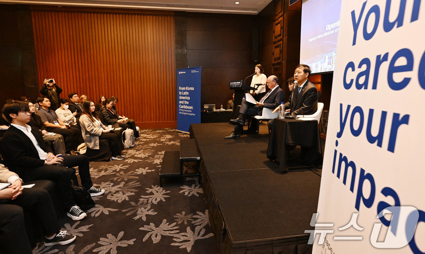 (서울=뉴스1) = 구윤철 부총리 겸 기획재정부 장관이 27일 서울 영등포구 콘래드호텔에서 열린 미주개발은행(IDB) 채용설명회에 참석해 인사말을 하고 있다. 구 부총리 왼쪽은 일 …