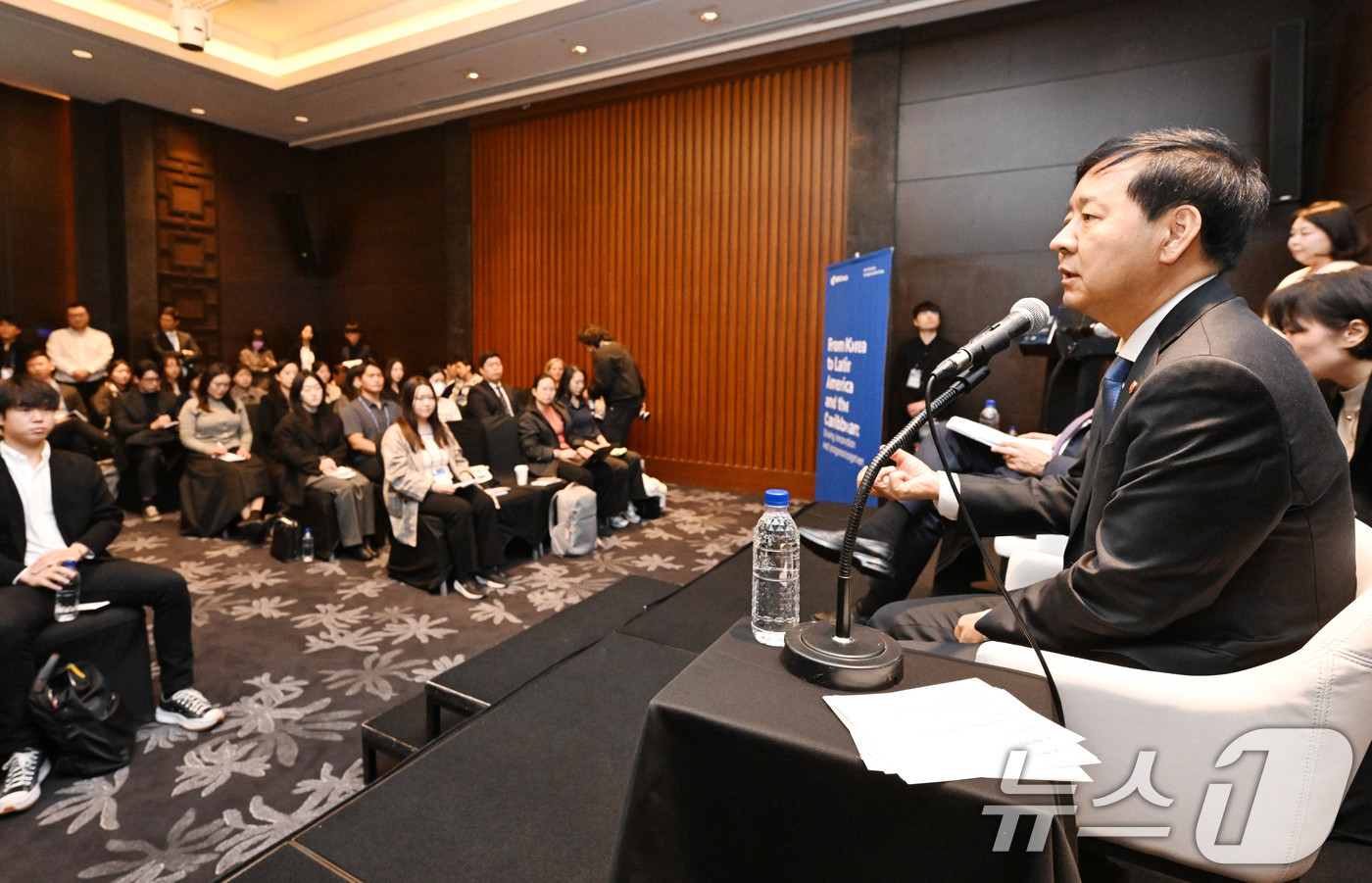 (서울=뉴스1) = 구윤철 부총리 겸 기획재정부 장관이 27일 서울 영등포구 콘래드호텔에서 열린 미주개발은행(IDB) 채용설명회에 참석해 인사말을 하고 있다. 구 부총리 왼쪽은 일 …