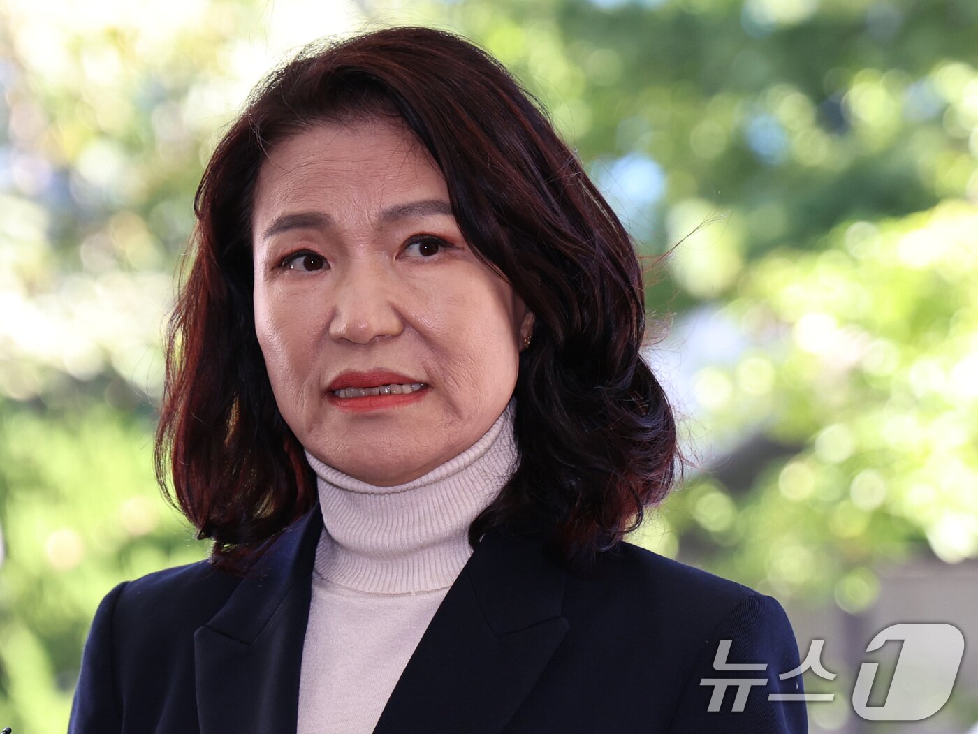 본문 이미지 - 공직선거법과 국가공무원법 등 위반 혐의를 받는 이진숙 전 방송통신위원장이 27일 오후 서울 영등포경찰서에서 3차 조사를 받기 위해 출석하며 입장을 밝히고 있다. 2025.10.27/뉴스1 ⓒ News1 구윤성 기자