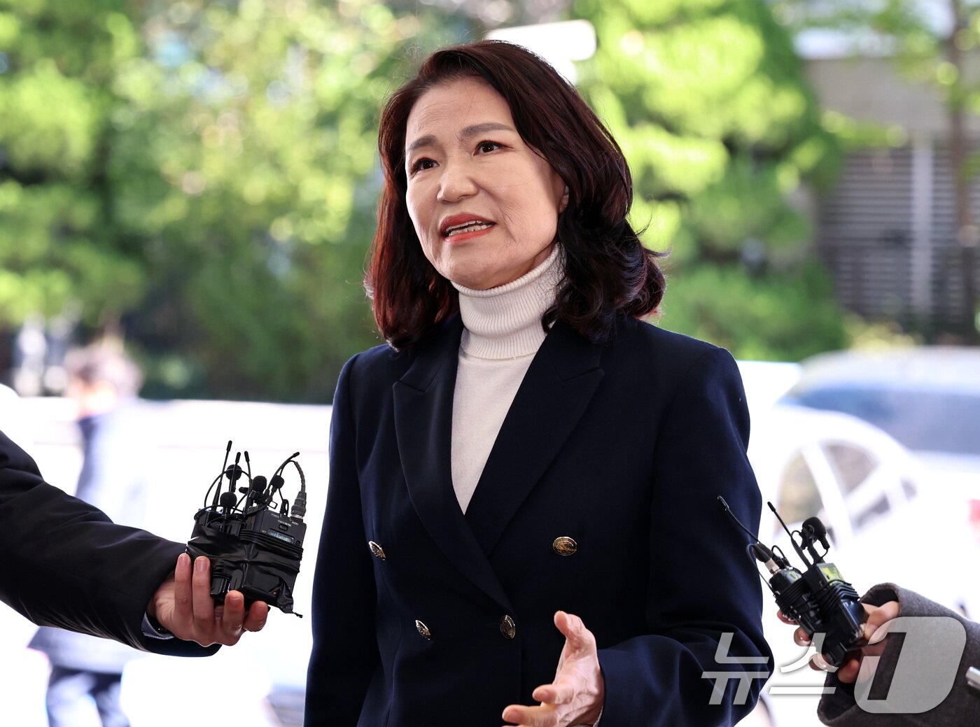 본문 이미지 - 공직선거법과 국가공무원법 등 위반 혐의를 받는 이진숙 전 방송통신위원장이 27일 오후 서울 영등포경찰서에서 3차 조사를 받기 위해 출석하며 입장을 밝히고 있다. 2025.10.27/뉴스1 ⓒ News1 구윤성 기자