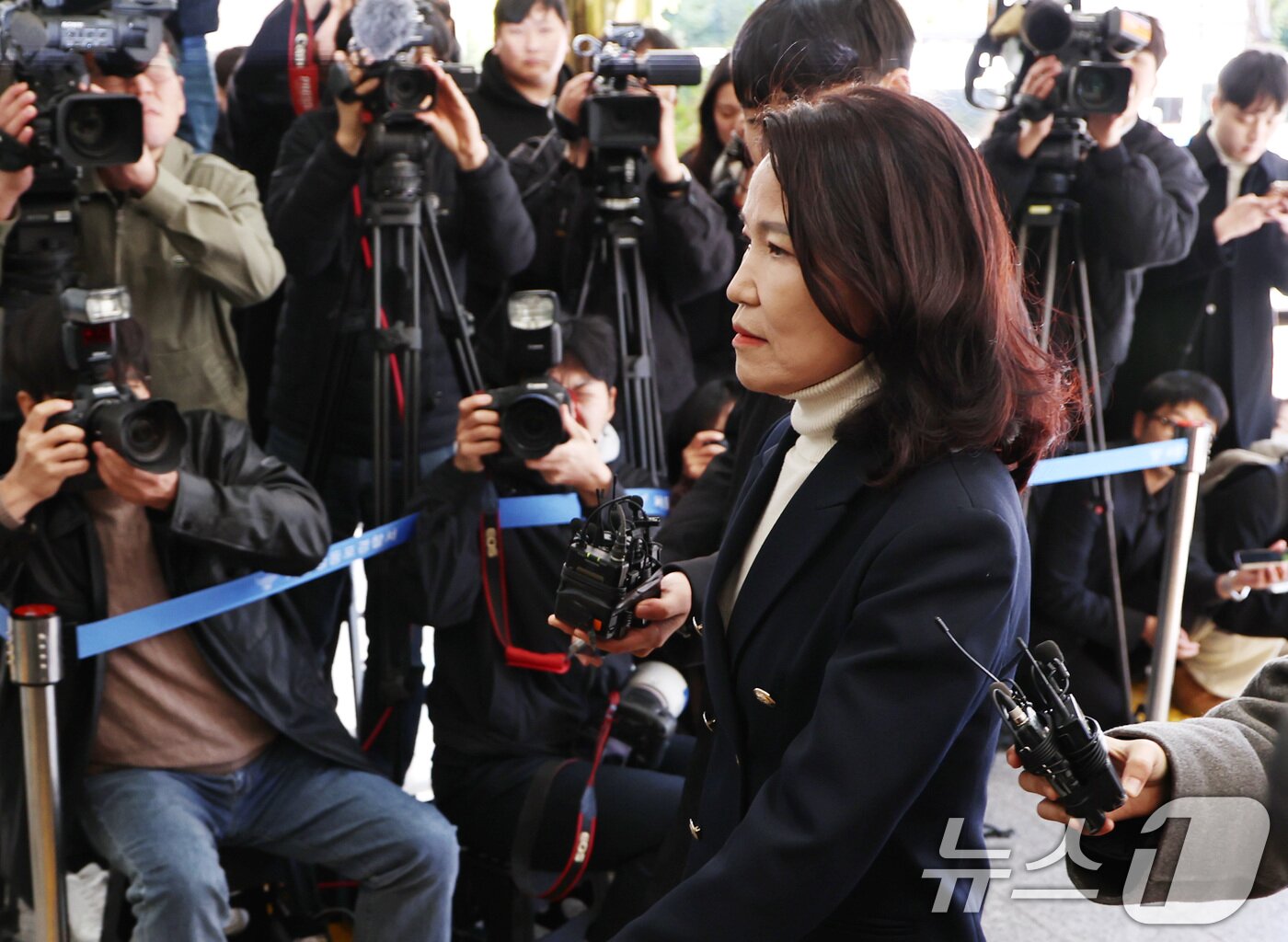 본문 이미지 - 공직선거법과 국가공무원법 등 위반 혐의를 받는 이진숙 전 방송통신위원장이 27일 오후 서울 영등포경찰서에서 3차 조사를 받기 위해 출석하고 있다. 2025.10.27/뉴스1 ⓒ News1 구윤성 기자