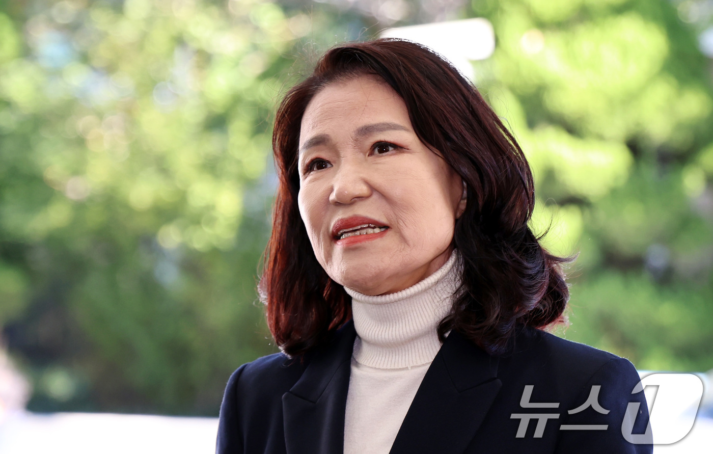 (서울=뉴스1) 구윤성 기자 = 공직선거법과 국가공무원법 등 위반 혐의를 받는 이진숙 전 방송통신위원장이 27일 오후 서울 영등포경찰서에서 3차 조사를 받기 위해 출석하며 입장을 …