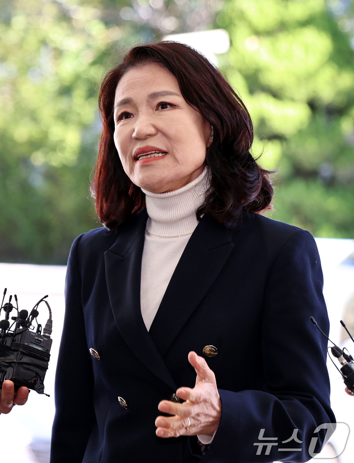 (서울=뉴스1) 구윤성 기자 = 공직선거법과 국가공무원법 등 위반 혐의를 받는 이진숙 전 방송통신위원장이 27일 오후 서울 영등포경찰서에서 3차 조사를 받기 위해 출석하며 입장을 …