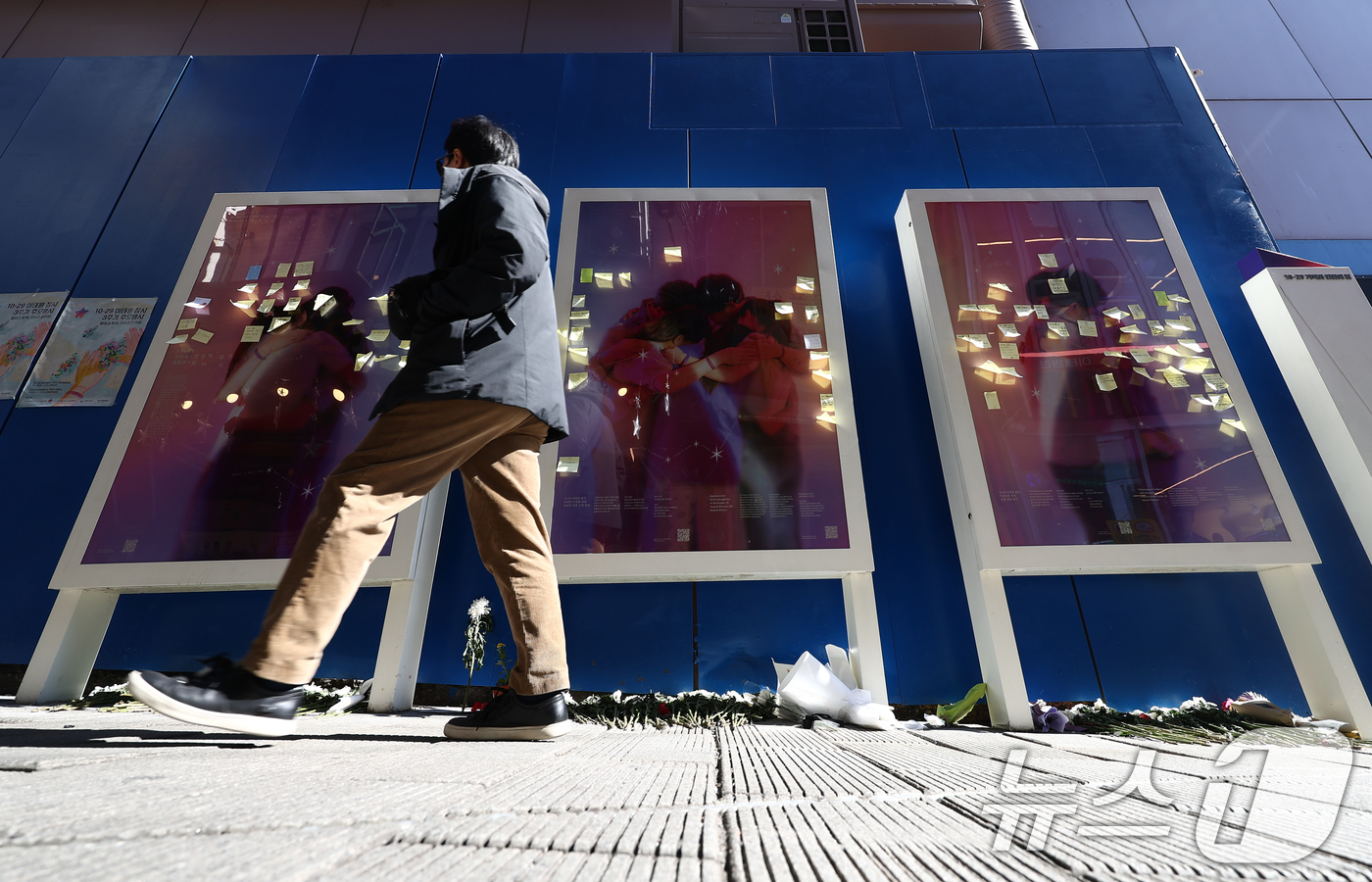 (서울=뉴스1) 김민지 기자 = 10.29이태원참사 3주기를 이틀 앞둔 27일 오후 서울 용산구 이태원참사 골목에 마련된 추모 게시판에서 한 시민이 추모 메시지를 보고 있다. 20 …