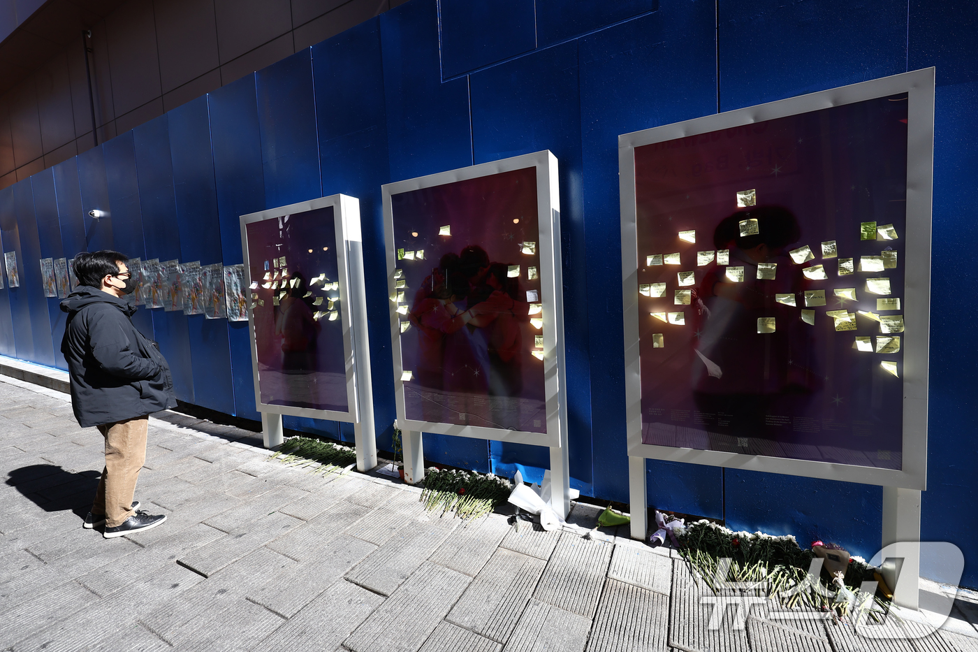 (서울=뉴스1) 김민지 기자 = 10.29이태원참사 3주기를 이틀 앞둔 27일 오후 서울 용산구 이태원참사 골목에 마련된 추모 게시판에서 한 시민이 추모 메시지를 보고 있다. 20 …