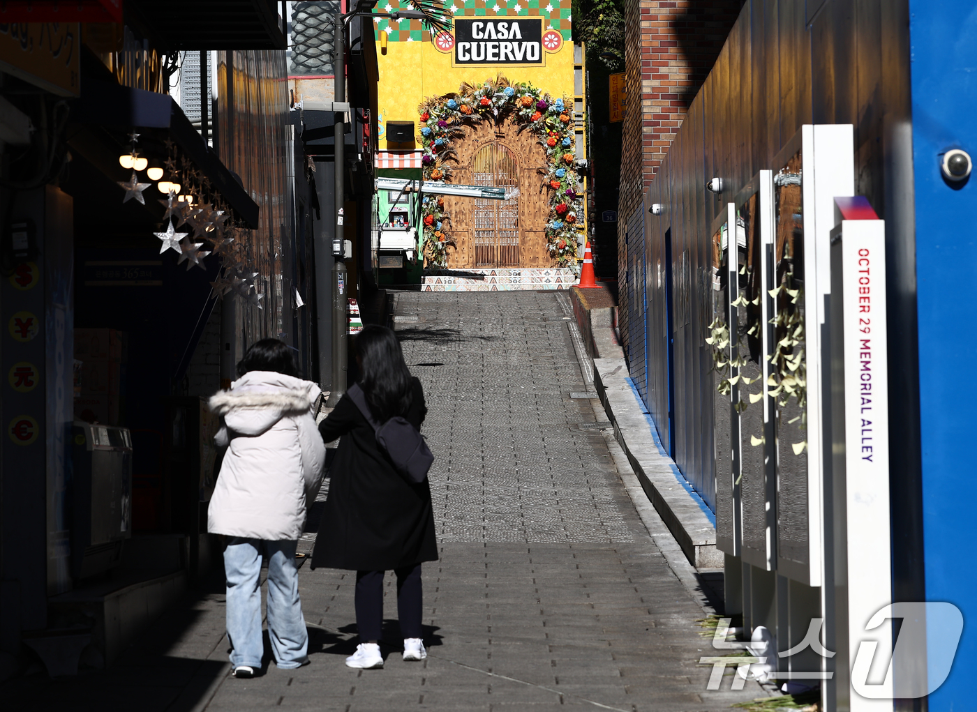 (서울=뉴스1) 김민지 기자 = 10.29이태원참사 3주기를 이틀 앞둔 27일 오후 서울 용산구 이태원참사 골목이 한산한 모습을 보이고 있다. 2025.10.27/뉴스1