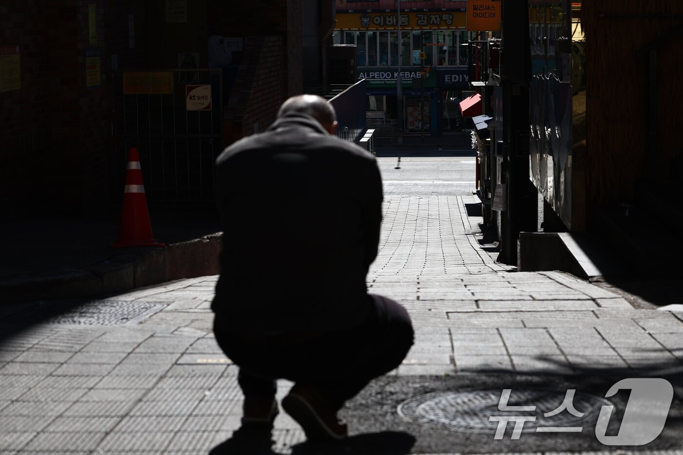 본문 이미지 - 10.29이태원참사 3주기를 이틀 앞둔 27일 오후 한 시민이 이태원참사가 발생한 골목을 바라보고 있다. 2025.10.27/뉴스1 ⓒ News1 김민지 기자