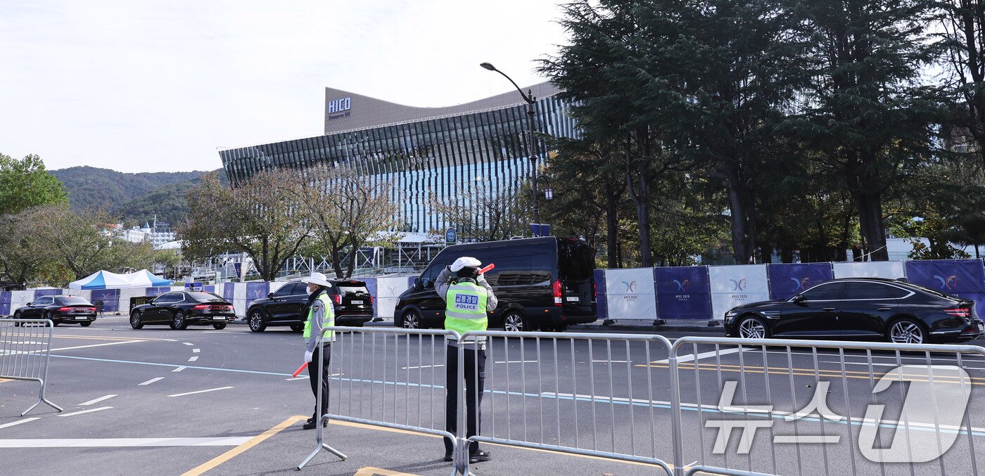 본문 이미지 - 2025 경주 아시아태평양경제협력체&#40;APEC&#41; 정상회의 주간 시작 첫날인 27일 경북 경주화백컨벤션센터&#40;HICO&#41; 앞에서 의전차량들이 정상회의장 이동 예행연습을 하고 있다.  2025.10.27/뉴스1 ⓒ News1 박지혜 기자