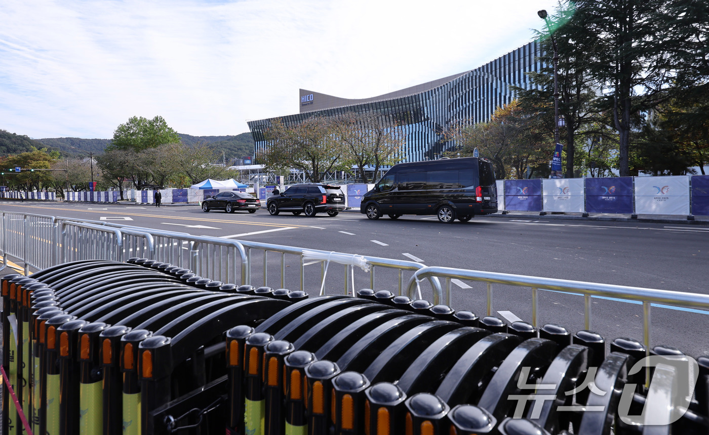(경주=뉴스1) 박지혜 기자 = 2025 경주 아시아태평양경제협력체(APEC) 정상회의 주간 시작 첫날인 27일 경북 경주화백컨벤션센터(HICO) 앞에서 의전차량들이 정상회의장 이 …