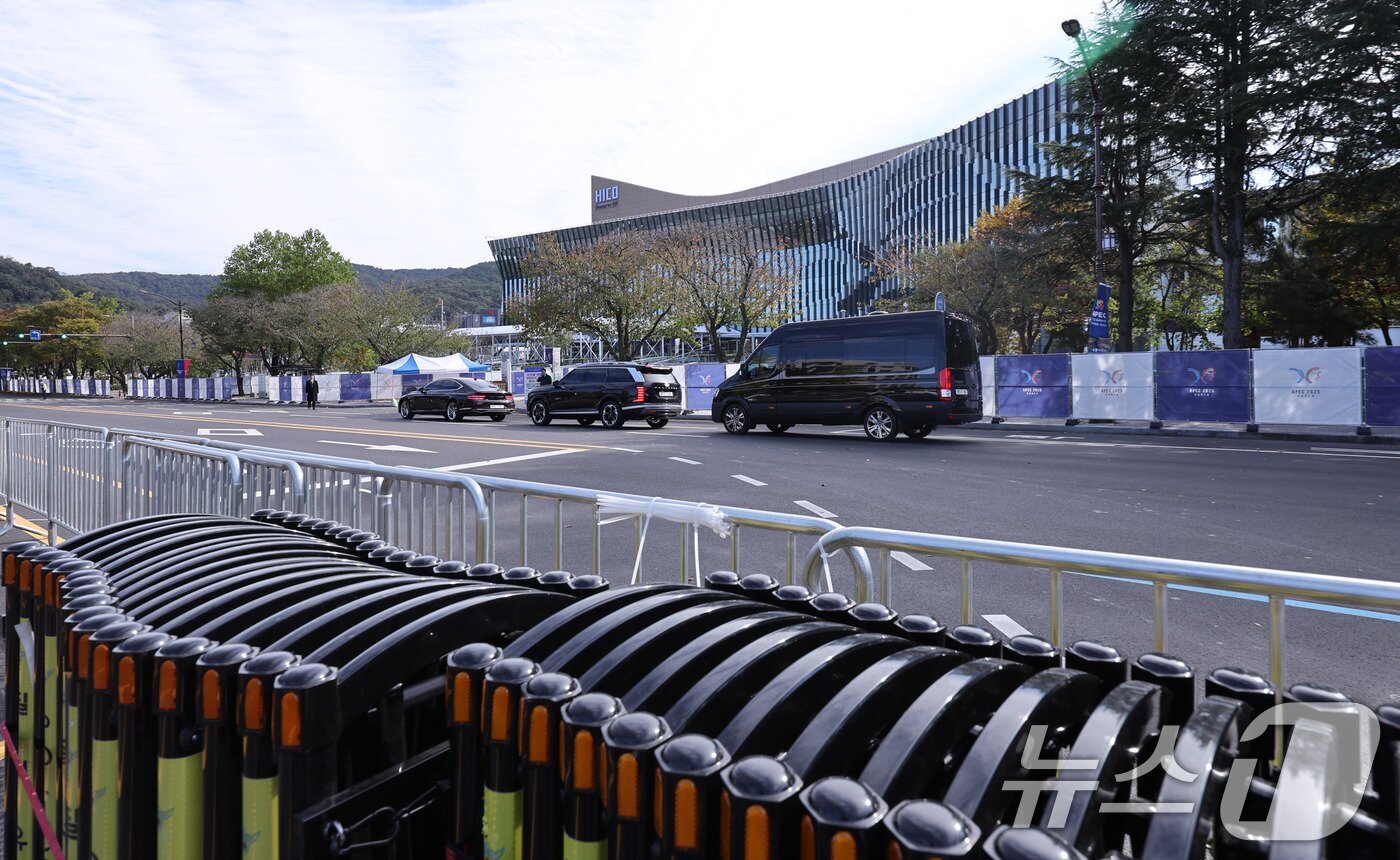 본문 이미지 - 2025 경주 아시아태평양경제협력체&#40;APEC&#41; 정상회의 주간 시작 첫날인 27일 경북 경주화백컨벤션센터&#40;HICO&#41; 앞에서 의전차량들이 정상회의장 이동 예행연습을 하고 있다. 2025.10.27/뉴스1 ⓒ News1 박지혜 기자