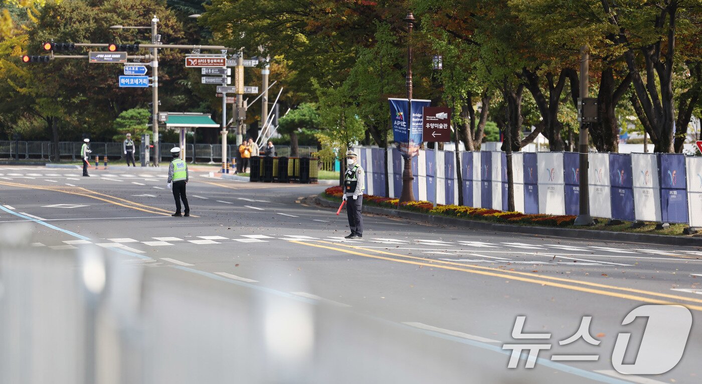 본문 이미지 - 2025 경주 아시아태평양경제협력체&#40;APEC&#41; 정상회의 주간 시작 첫날인 27일 경북 경주화백컨벤션센터&#40;HICO&#41; 앞에서 경찰들이 교통을 통제하고 있다.  2025.10.27/뉴스1 ⓒ News1 박지혜 기자
