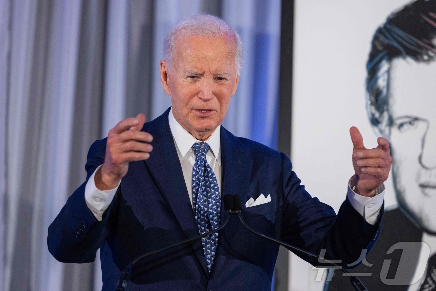 (보스턴 AFP=뉴스1) 권영미 기자 = 26일(현지시간) 미국 매사추세츠주 보스턴에 위치한 에드워드 케네디 연구소에서 개소 10주년 기념 행사가 열렸다. 조 바이든 전 미국 대통 …