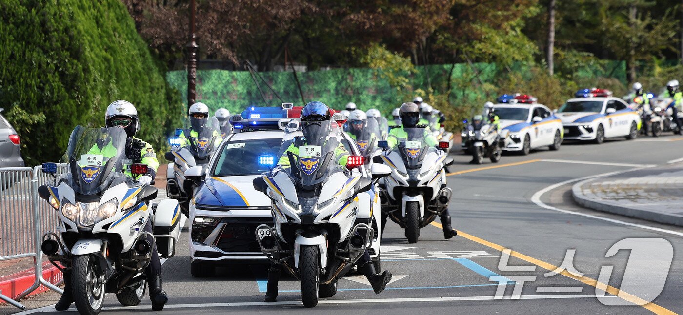 본문 이미지 - 2025 경주 아시아태평양경제협력체&#40;APEC&#41; 정상회의 주간 시작 첫날인 27일 경북 경주화백컨벤션센터&#40;HICO&#41; 앞에서 경찰들이 만찬장 이동 예행연습을 하고 있다. 2025.10.27/뉴스1 ⓒ News1 박지혜 기자
