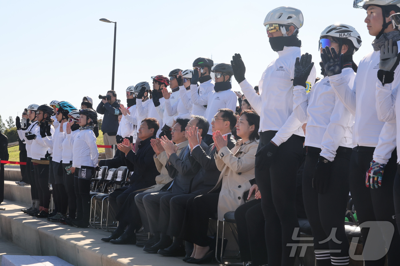 (서울=뉴스1) 청사사진기자단 = 27일 서울 여의도 한강공원 물빛무대에서 열린 자전거 신(新)조선통신사 행사에서 통신사 대원들이 선서를 하고 있다.   2025.10.27/뉴스1 …