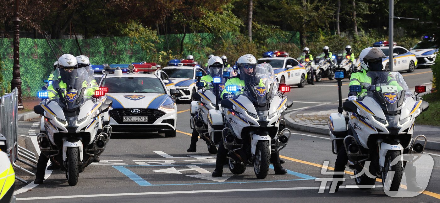 본문 이미지 - 2025 경주 아시아태평양경제협력체&#40;APEC&#41; 정상회의 주간 시작 첫날인 27일 경북 경주화백컨벤션센터&#40;HICO&#41; 앞에서 경찰들이 만찬장 이동 예행연습을 하고 있다. 2025.10.27/뉴스1 ⓒ News1 박지혜 기자