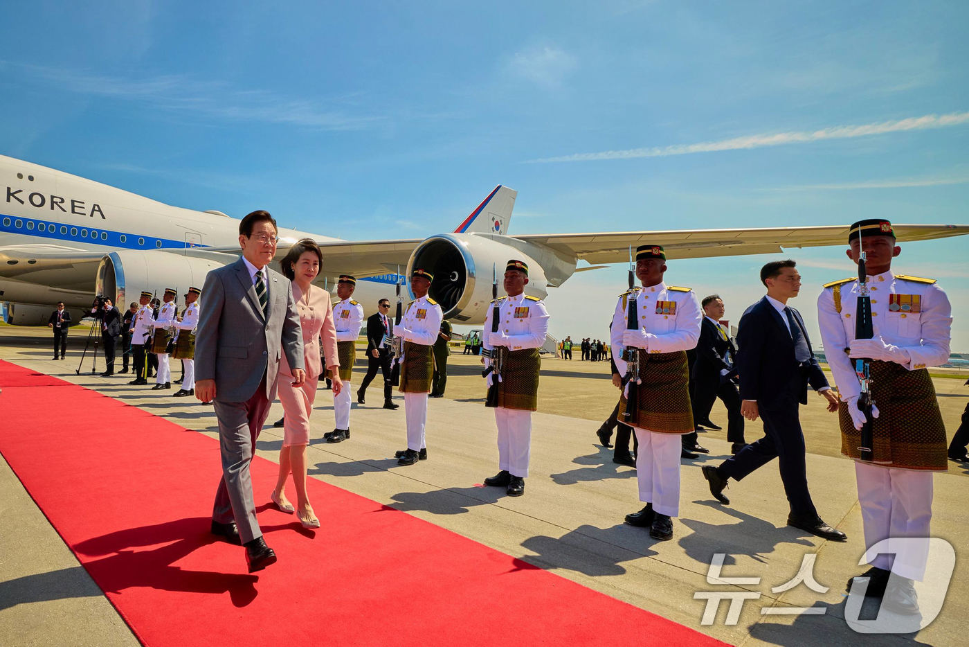 (서울=뉴스1) 허경 기자 = 아세안 정상회의에 참석하는 이재명 대통령과 김혜경 여사가 지난 26일(현지 시간) 말레이시아 쿠알라룸푸르 국제공항에 도착해 도열을 받으며 이동하고 있 …