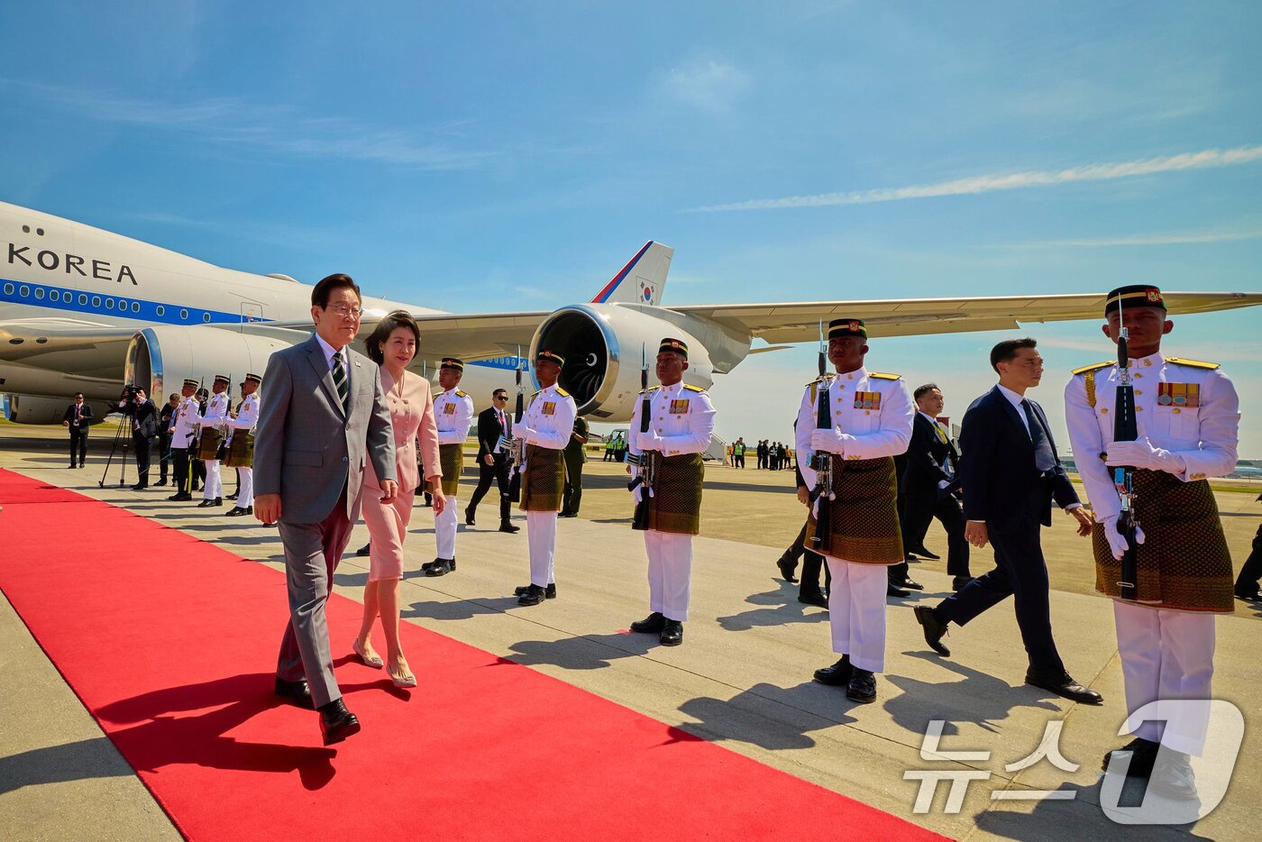 본문 이미지 - 아세안 정상회의에 참석하는 이재명 대통령과 김혜경 여사가 지난 26일(현지 시간) 말레이시아 쿠알라룸푸르 국제공항에 도착해 도열을 받으며 이동하고 있다. (대통령실 제공. 재판매 및 DB 금지) 2025.10.27/뉴스1 ⓒ News1 허경 기자