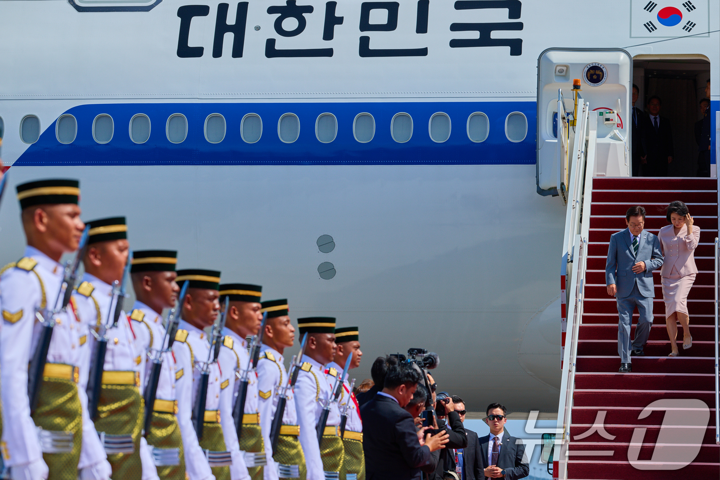 (서울=뉴스1) 허경 기자 = 아세안 정상회의에 참석하는 이재명 대통령과 김혜경 여사가 지난 26일(현지 시간) 말레이시아 쿠알라룸푸르 국제공항에 도착해 도열을 받으며 이동하고 있 …