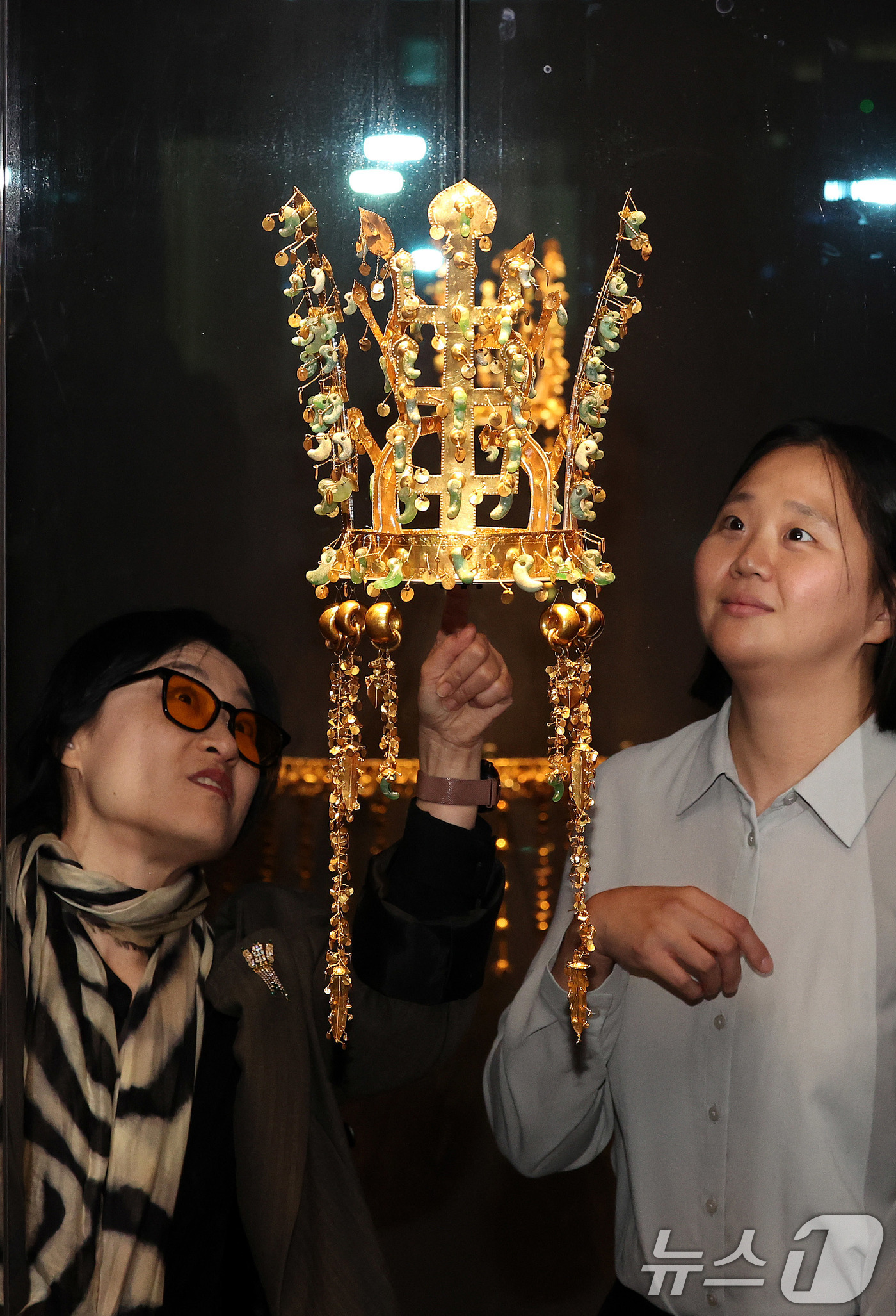 (경주=뉴스1) 박지혜 기자 = 27일 경주 국립경주박물관 신라역사관에서 열린 ‘신라 금관, 권력과 위신’ 특별전 미디어데이에서 참석자들이 전시된 신라시대 황남대총 금관을 둘러보고 …